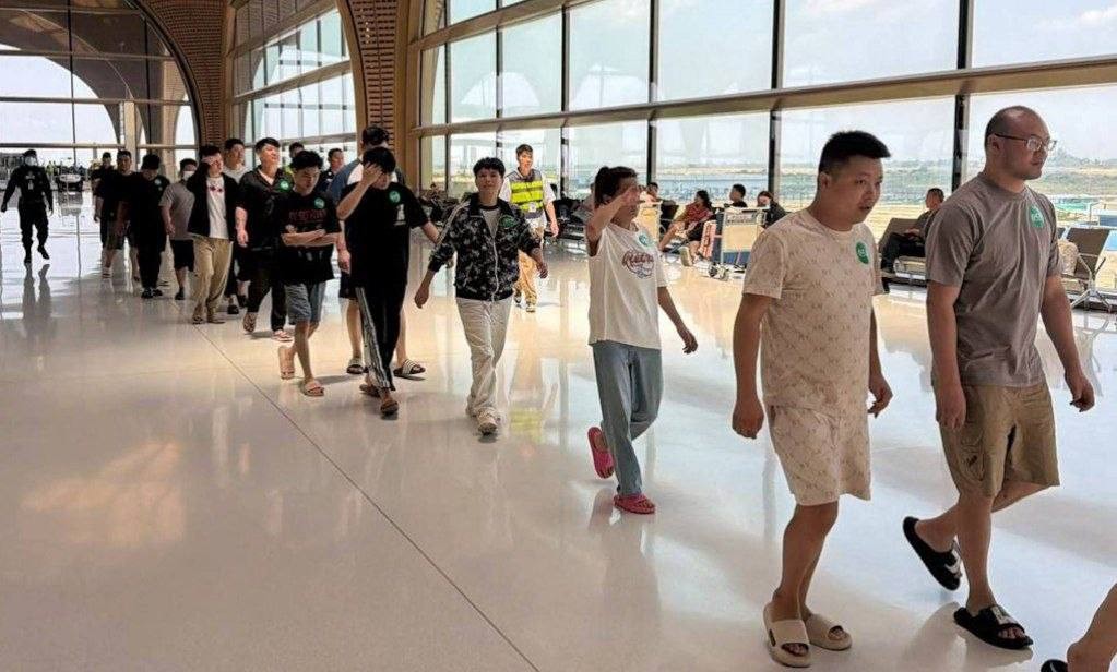 柬埔寨方面继续加码清剿电诈,327名中国籍人员被通过专机从德崇国际机场直接遣返回中国。