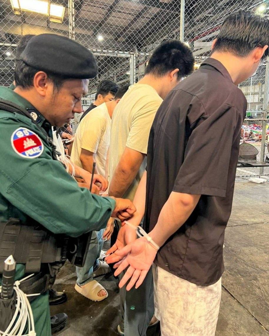 柬埔寨方面继续加码清剿电诈,327名中国籍人员被通过专机从德崇国际机场直接遣返回中国。