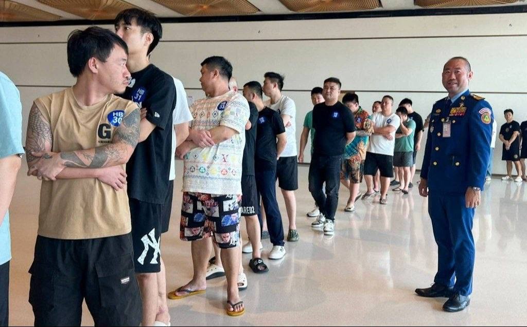 柬埔寨方面继续加码清剿电诈,327名中国籍人员被通过专机从德崇国际机场直接遣返回中国。